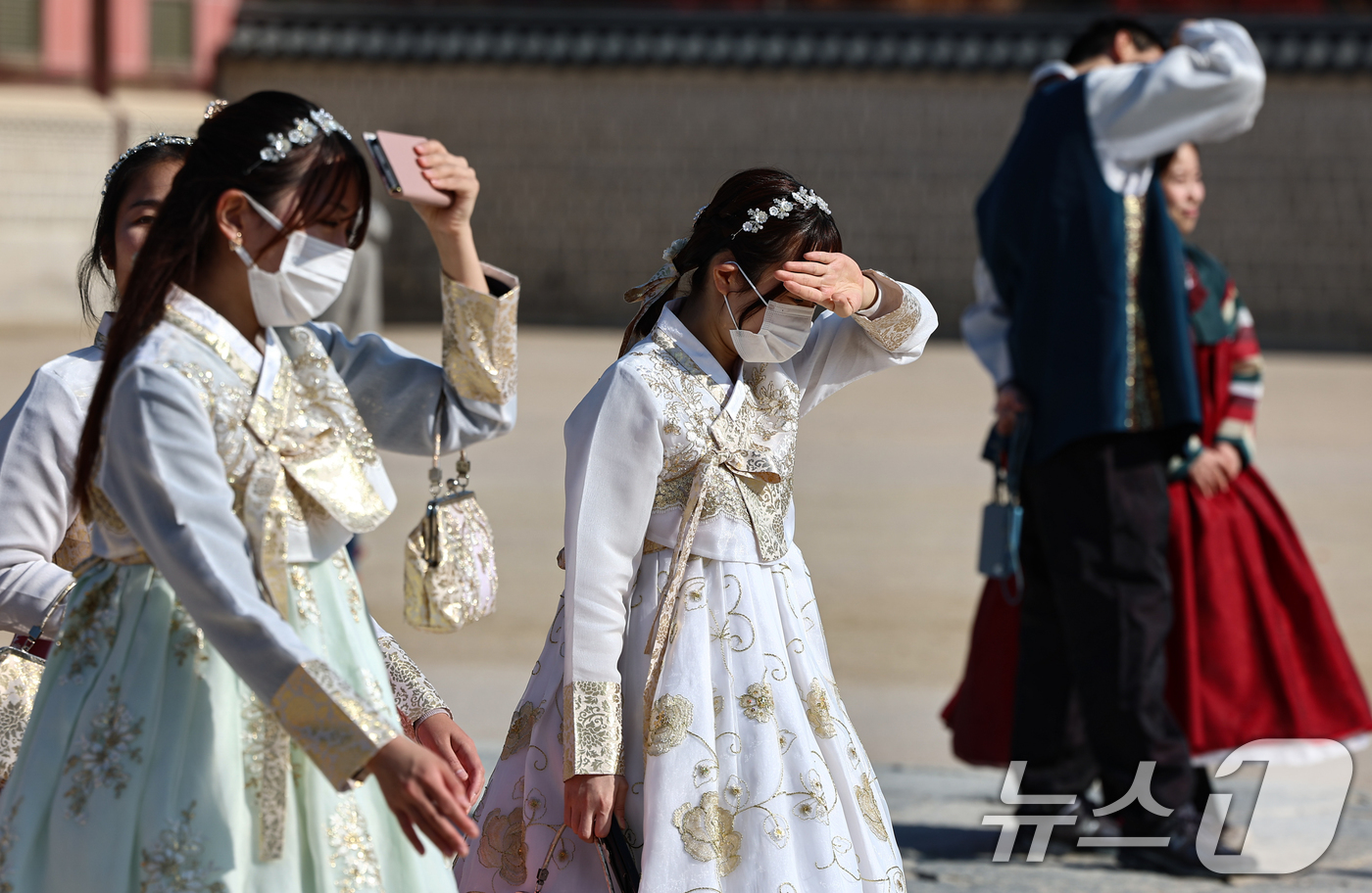 (서울=뉴스1) 김도우 기자 = 포근한 날씨를 보인 16일 서울 종로구 경복궁을 찾은 관광객들이 손으로 햇볕을 가리며 이동하고 있다. 2025.11.16/뉴스1