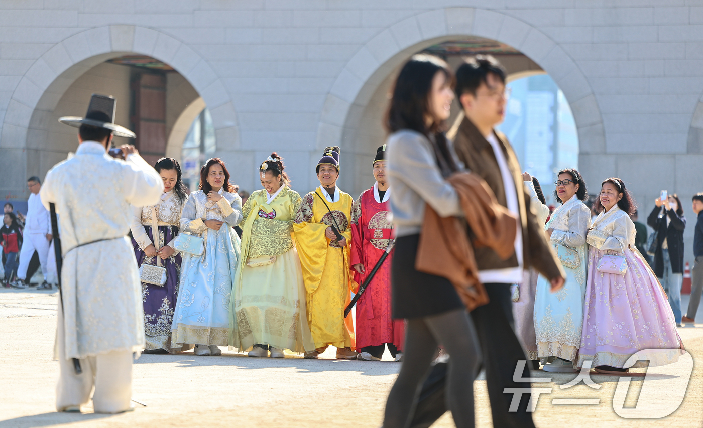 (서울=뉴스1) 김도우 기자 = 포근한 날씨를 보인 16일 서울 종로구 경복궁을 찾은 관광객들이 즐거운 시간을 보내고 있다. 2025.11.16/뉴스1