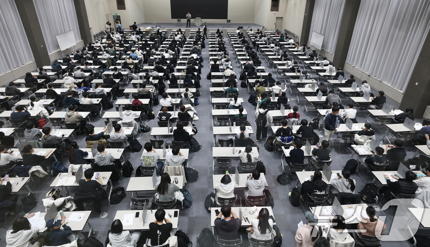 (서울=뉴스1) 오대일 기자 = 수능 후 첫 주말인 16일 서울 종로구 성균관대에서 열린 2026학년도 수시모집 논술시험(수리형)에서 수험생들이 시험을 준비하고 있다. 15~16일 …