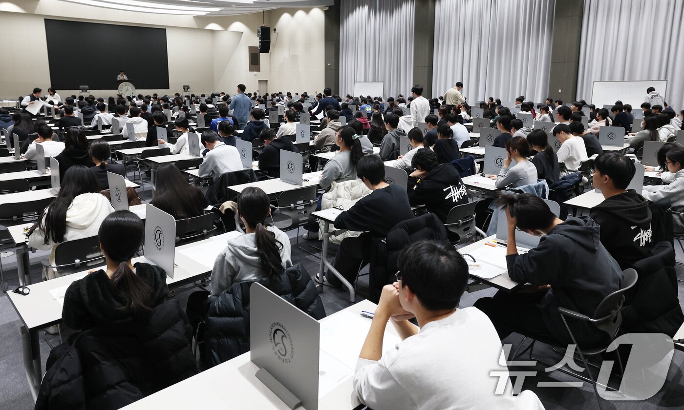 본문 이미지 - 수능 후 첫 주말인 16일 서울 종로구 성균관대에서 열린 2026학년도 수시모집 논술시험(수리형)에서 수험생들이 시험을 준비하고 있다.  2025.11.16/뉴스1 ⓒ News1 오대일 기자