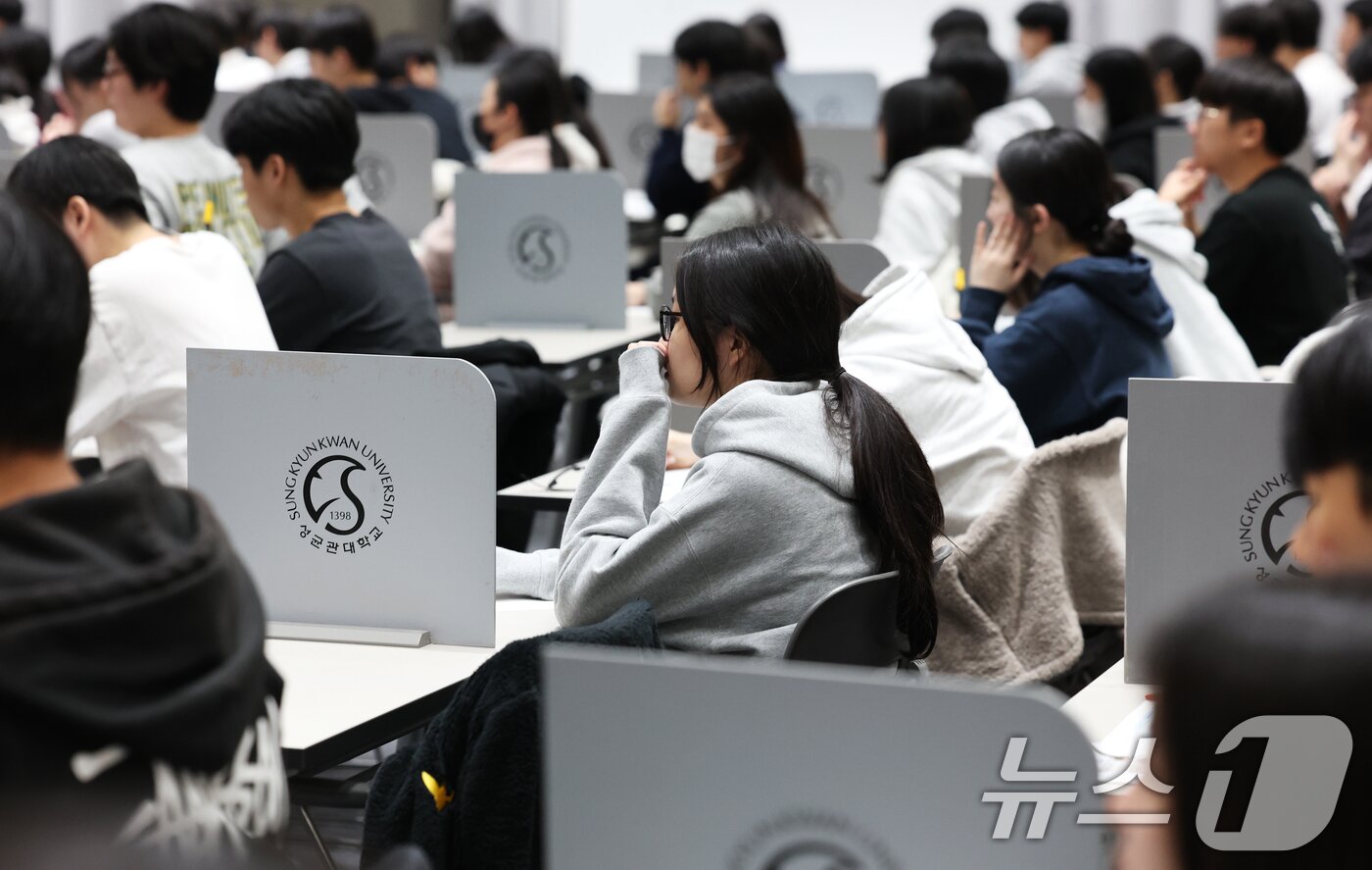 본문 이미지 - 수능 후 첫 주말인 16일 서울 종로구 성균관대에서 열린 2026학년도 수시모집 논술시험(수리형)에서 수험생들이 시험을 준비하고 있다.  2025.11.16/뉴스1 ⓒ News1 오대일 기자