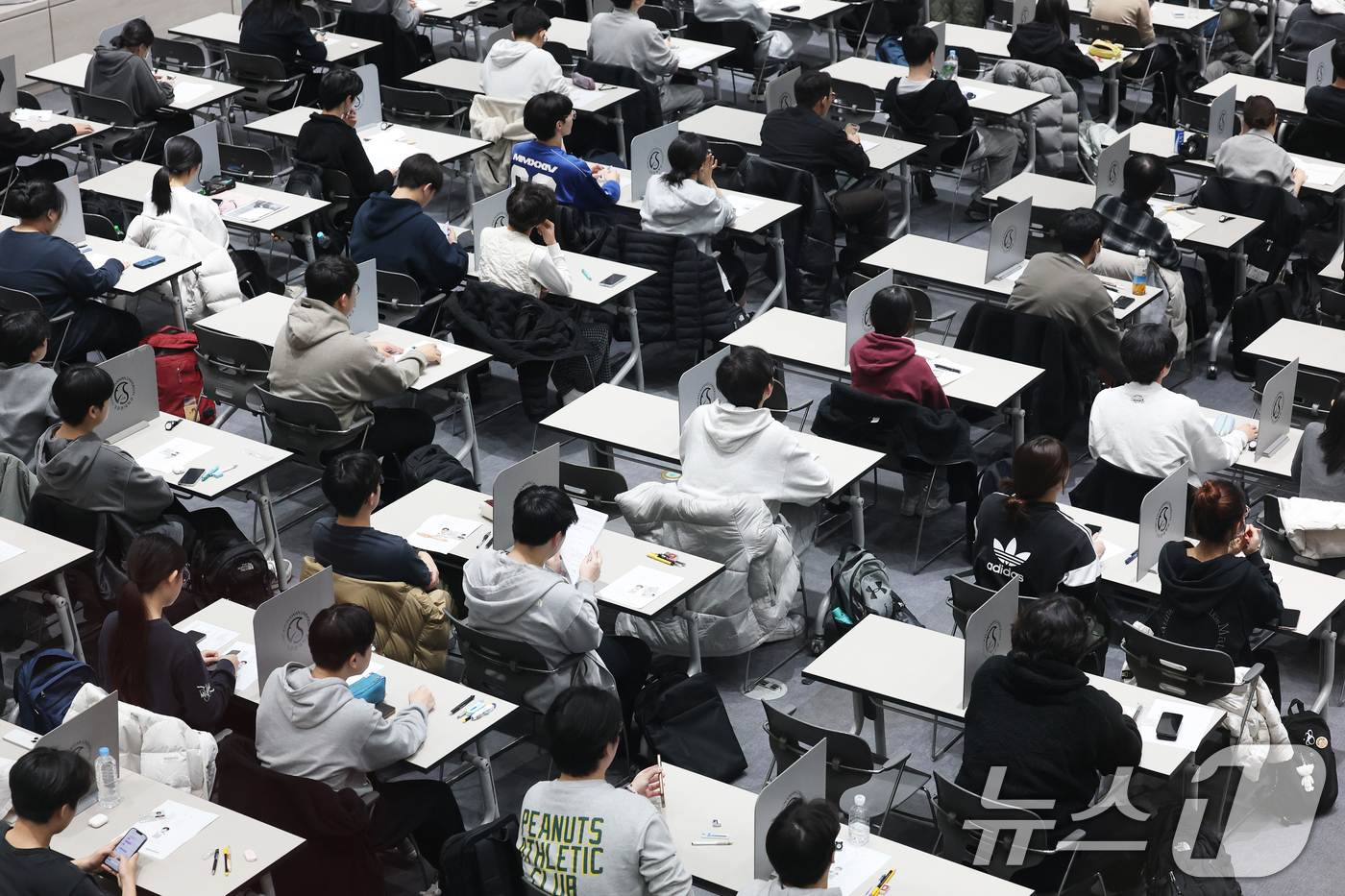 (서울=뉴스1) 오대일 기자 = 수능 후 첫 주말인 16일 서울 종로구 성균관대에서 열린 2026학년도 수시모집 논술시험(수리형)에서 수험생들이 시험을 준비하고 있다. 15~16일 …