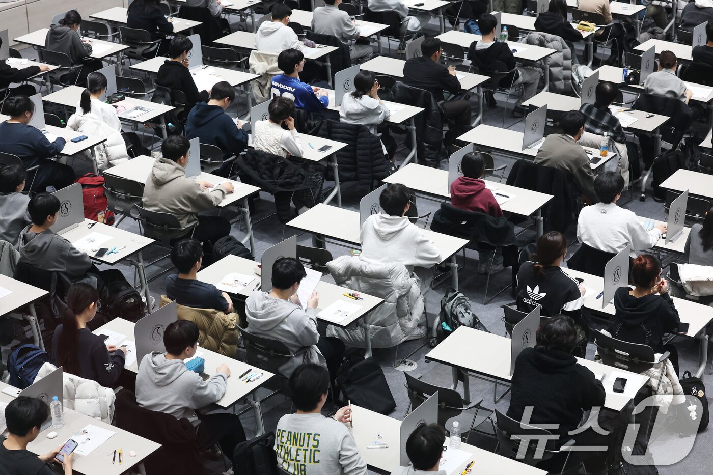 본문 이미지 - 수능 후 첫 주말인 16일 서울 종로구 성균관대에서 열린 2026학년도 수시모집 논술시험(수리형)에서 수험생들이 시험을 준비하고 있다. 2025.11.16/뉴스1 ⓒ News1 오대일 기자