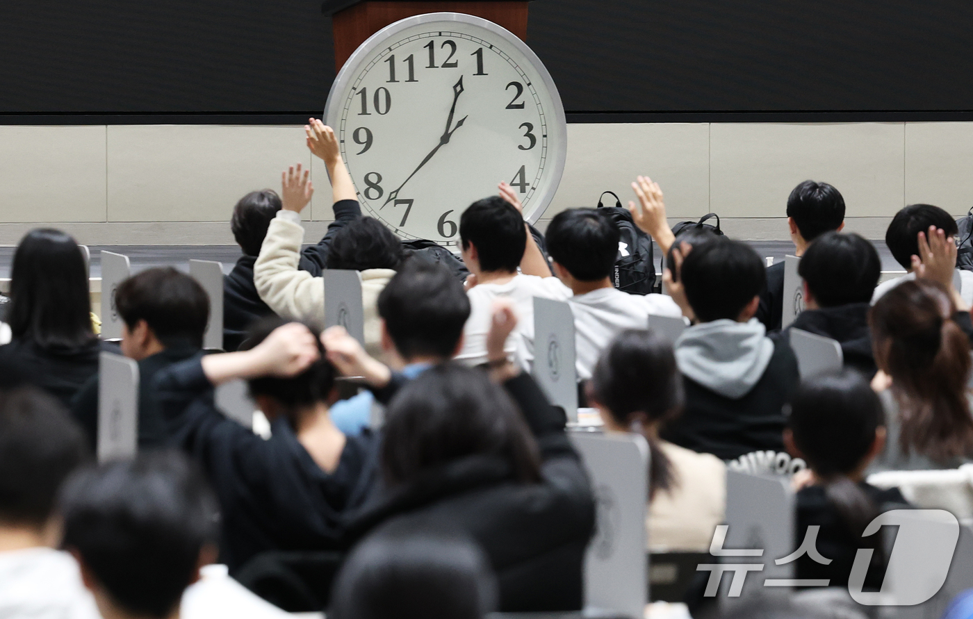 (서울=뉴스1) 오대일 기자 = 수능 후 첫 주말인 16일 서울 종로구 성균관대에서 열린 2026학년도 수시모집 논술시험(수리형)에서 수험생들이 시험을 준비하고 있다. 15~16일 …