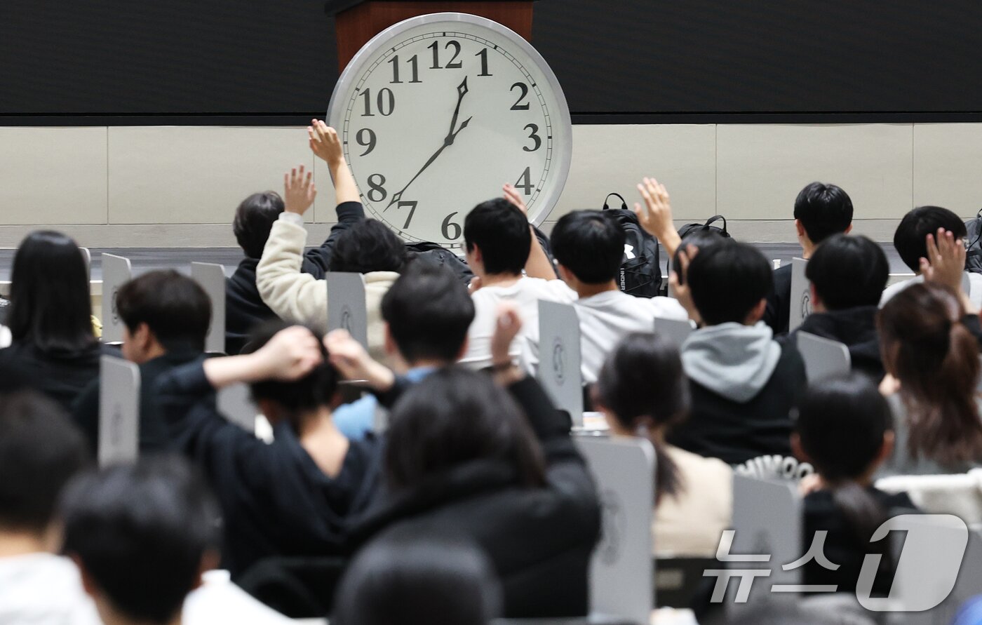 본문 이미지 - 수능 후 첫 주말인 16일 서울 종로구 성균관대에서 열린 2026학년도 수시모집 논술시험(수리형)에서 수험생들이 시험을 준비하고 있다. 2025.11.16/뉴스1 ⓒ News1 오대일 기자