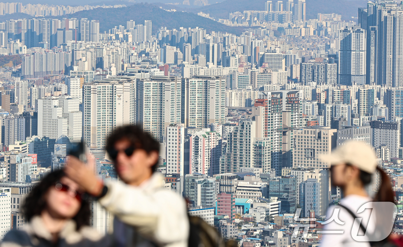 (서울=뉴스1) 김도우 기자 = 지난해 기준 생애 첫 내 집 마련에 걸린 시간은 2023년(7.7년)보다 약 두 달 늘어난 평균 7.9년으로 나타났다.국토교통부가 16일 발표한 2 …