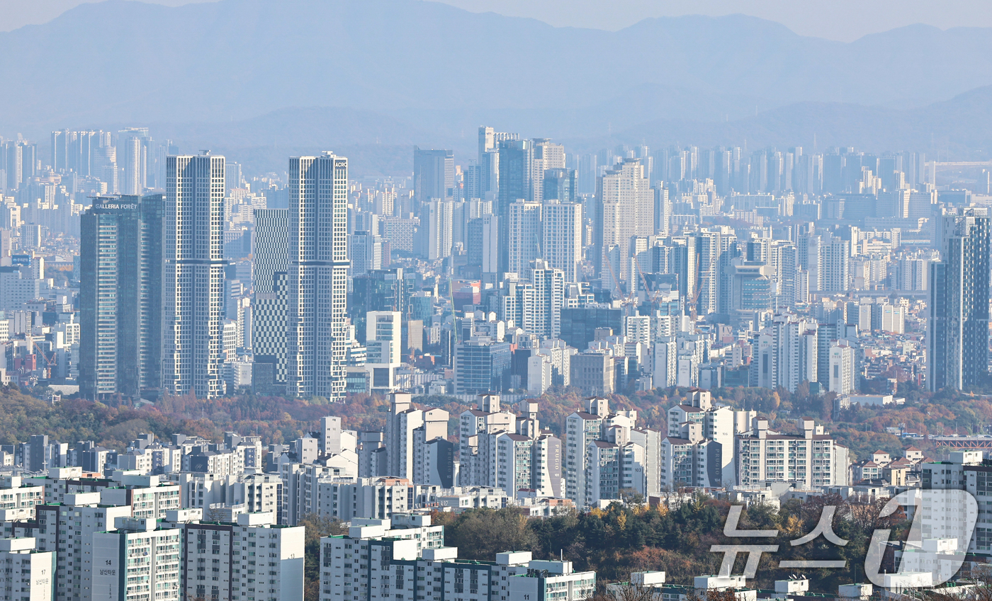 (서울=뉴스1) 김도우 기자 = 지난해 기준 생애 첫 내 집 마련에 걸린 시간은 2023년(7.7년)보다 약 두 달 늘어난 평균 7.9년으로 나타났다.국토교통부가 16일 발표한 2 …