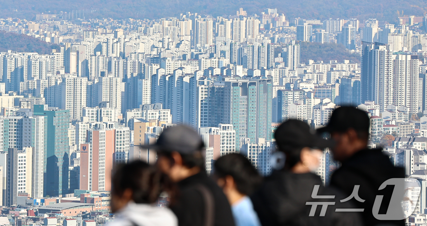 (서울=뉴스1) 김도우 기자 = 지난해 기준 생애 첫 내 집 마련에 걸린 시간은 2023년(7.7년)보다 약 두 달 늘어난 평균 7.9년으로 나타났다.국토교통부가 16일 발표한 2 …