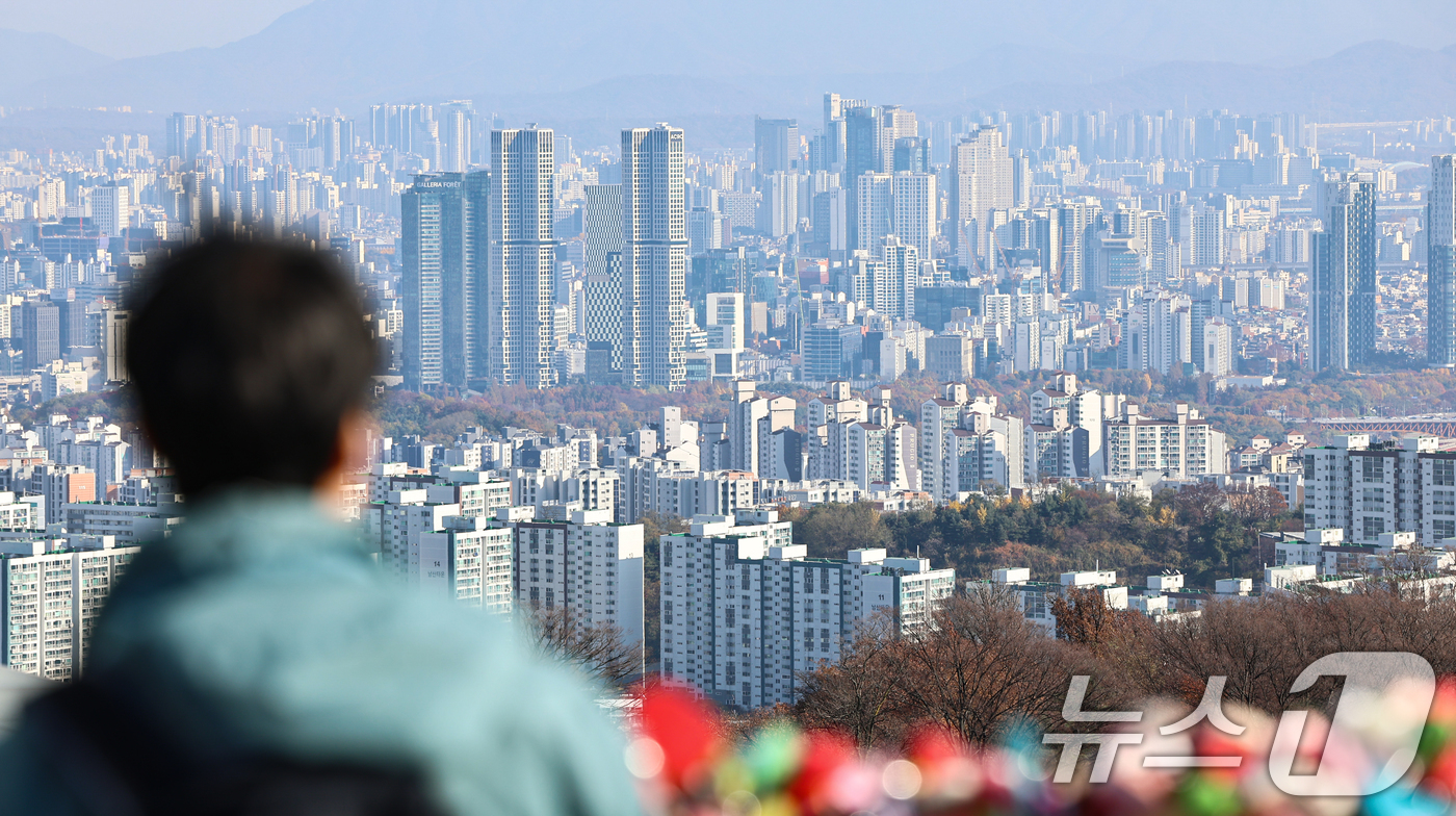 (서울=뉴스1) 김도우 기자 = 지난해 기준 생애 첫 내 집 마련에 걸린 시간은 2023년(7.7년)보다 약 두 달 늘어난 평균 7.9년으로 나타났다.국토교통부가 16일 발표한 2 …