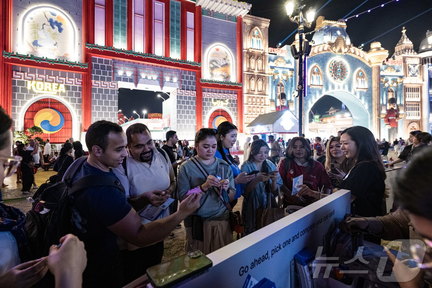 본문 이미지 - 15일(현지 시각) 아랍에미리트 두바이 글로벌 빌리지에서 열린 '2025 K-엑스포 아랍에미리트: 올 어바웃 케이 스타일'을 찾은 관람객들이 키링 제작 체험에 참여하고 있다. (사진가 장석현 제공, 재판매 및 DB금지) 2025. 11.16/뉴스1 ⓒ News1 정수영 기자