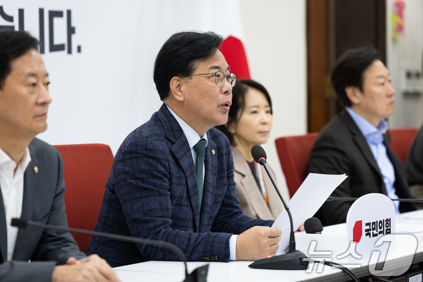 (서울=뉴스1) 유승관 기자 = 송언석 국민의힘 원내대표가 16일 서울 여의도 국회에서 열린 현안 기자간담회에서 모두 발언을 하고 있다. 2025.11.16/뉴스1