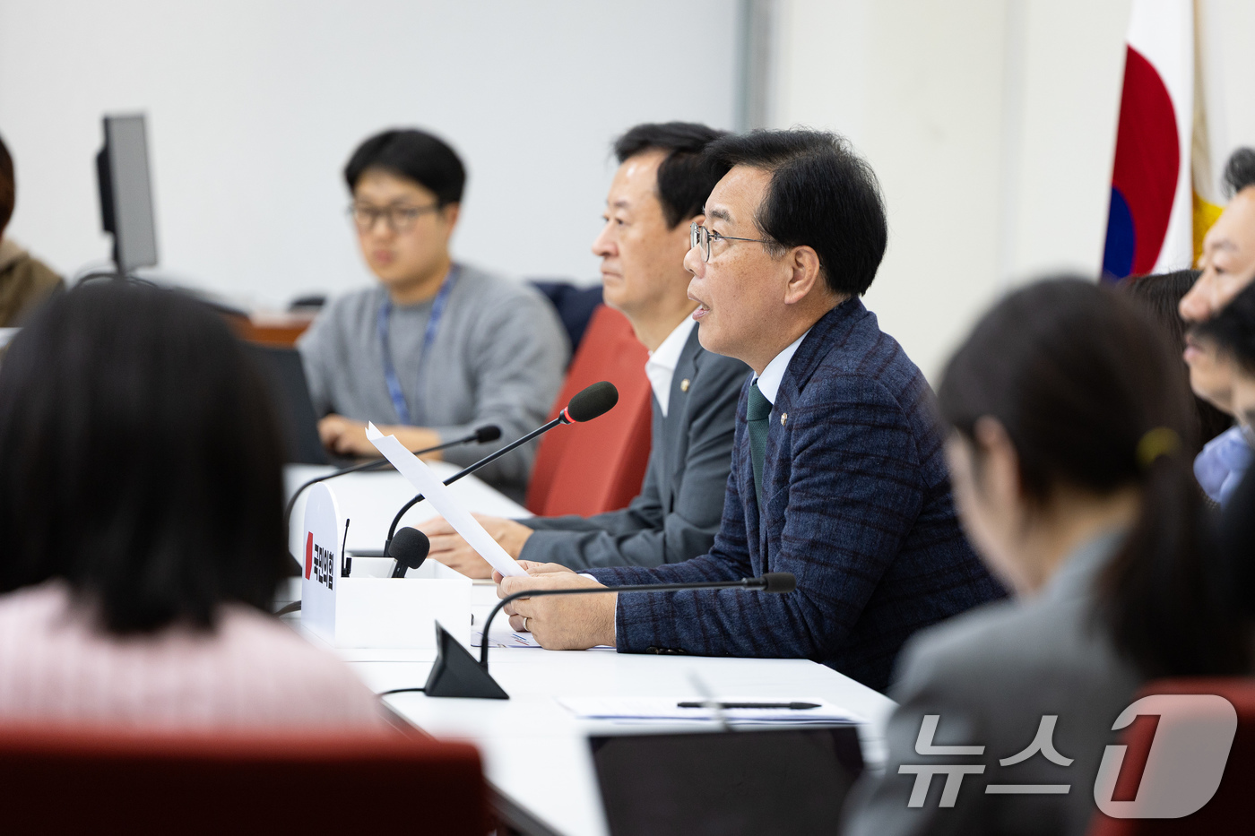 (서울=뉴스1) 유승관 기자 = 송언석 국민의힘 원내대표가 16일 서울 여의도 국회에서 열린 현안 기자간담회에서 모두 발언을 하고 있다. 2025.11.16/뉴스1