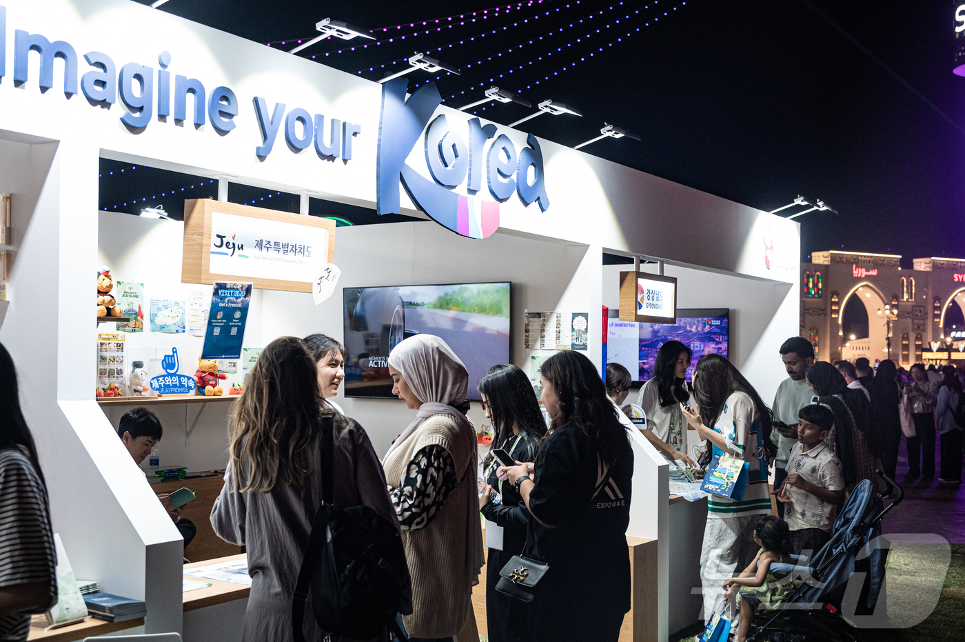 (두바이=뉴스1) 정수영 기자 = 15일(현지 시각) 아랍에미리트 두바이 글로벌 빌리지에서 열린 '2025 K-엑스포 아랍에미리트: 올 어바웃 케이 스타일'을 찾은 관람객들이 제주 …