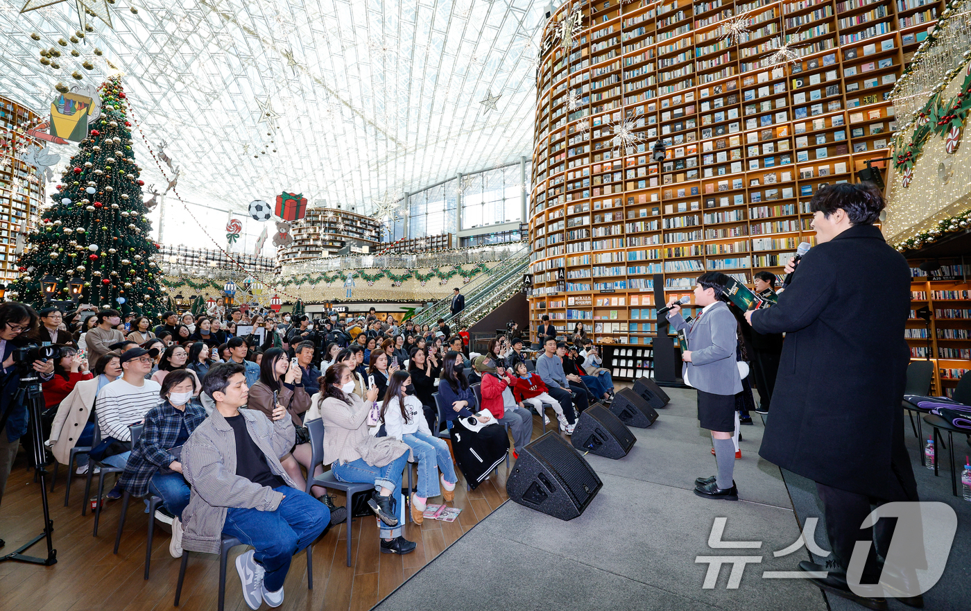 (서울=뉴스1) 안은나 기자 = 뮤지컬 배우 리사(Lisa), 이연경, 이경준, 한일경, 아역배우 윤도영, 최지훈, 우도연, 최예린이 16일 오후 서울 강남구 코엑스 별마당 도서관 …