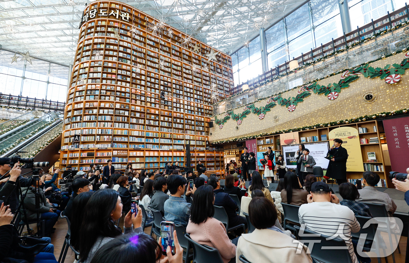 (서울=뉴스1) 안은나 기자 = 뮤지컬 배우 리사(Lisa), 이연경, 이경준, 한일경, 아역배우 윤도영, 최지훈, 우도연, 최예린이 16일 오후 서울 강남구 코엑스 별마당 도서관 …