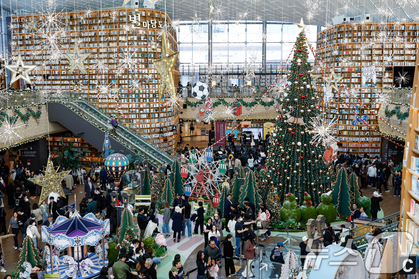 (서울=뉴스1) 안은나 기자 = 뮤지컬 배우 리사(Lisa), 이연경, 이경준, 한일경, 아역배우 윤도영, 최지훈, 우도연, 최예린이 16일 오후 서울 강남구 코엑스 별마당 도서관 …