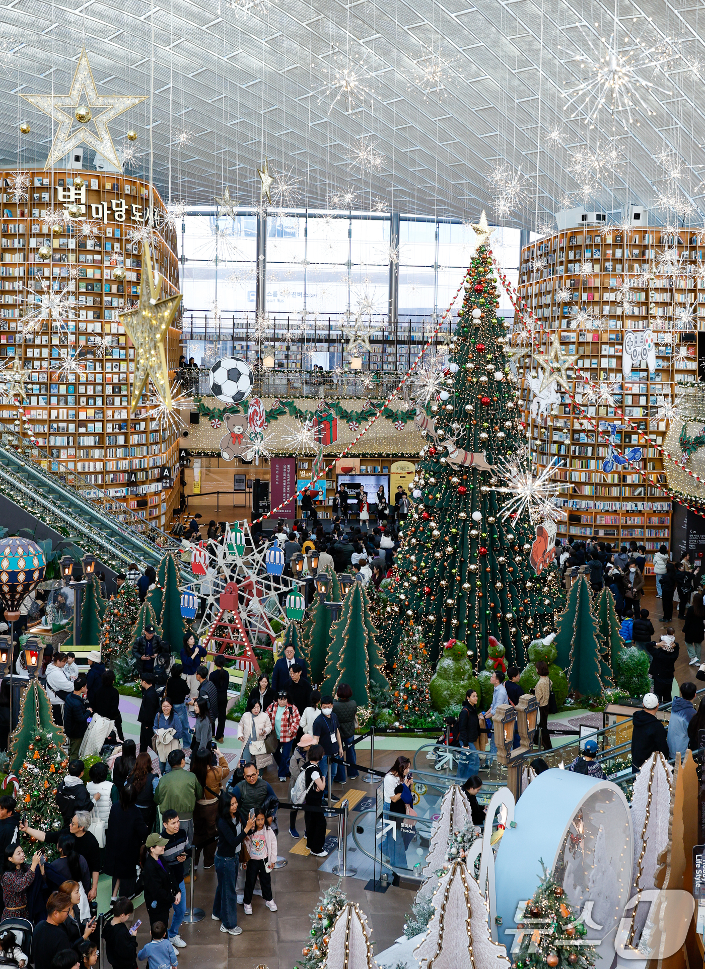 (서울=뉴스1) 안은나 기자 = 뮤지컬 배우 리사(Lisa), 이연경, 이경준, 한일경, 아역배우 윤도영, 최지훈, 우도연, 최예린이 16일 오후 서울 강남구 코엑스 별마당 도서관 …