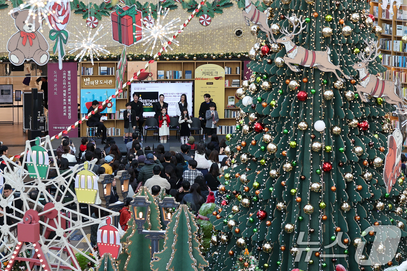 (서울=뉴스1) 안은나 기자 = 뮤지컬 배우 리사(Lisa), 이연경, 이경준, 한일경, 아역배우 윤도영, 최지훈, 우도연, 최예린이 16일 오후 서울 강남구 코엑스 별마당 도서관 …