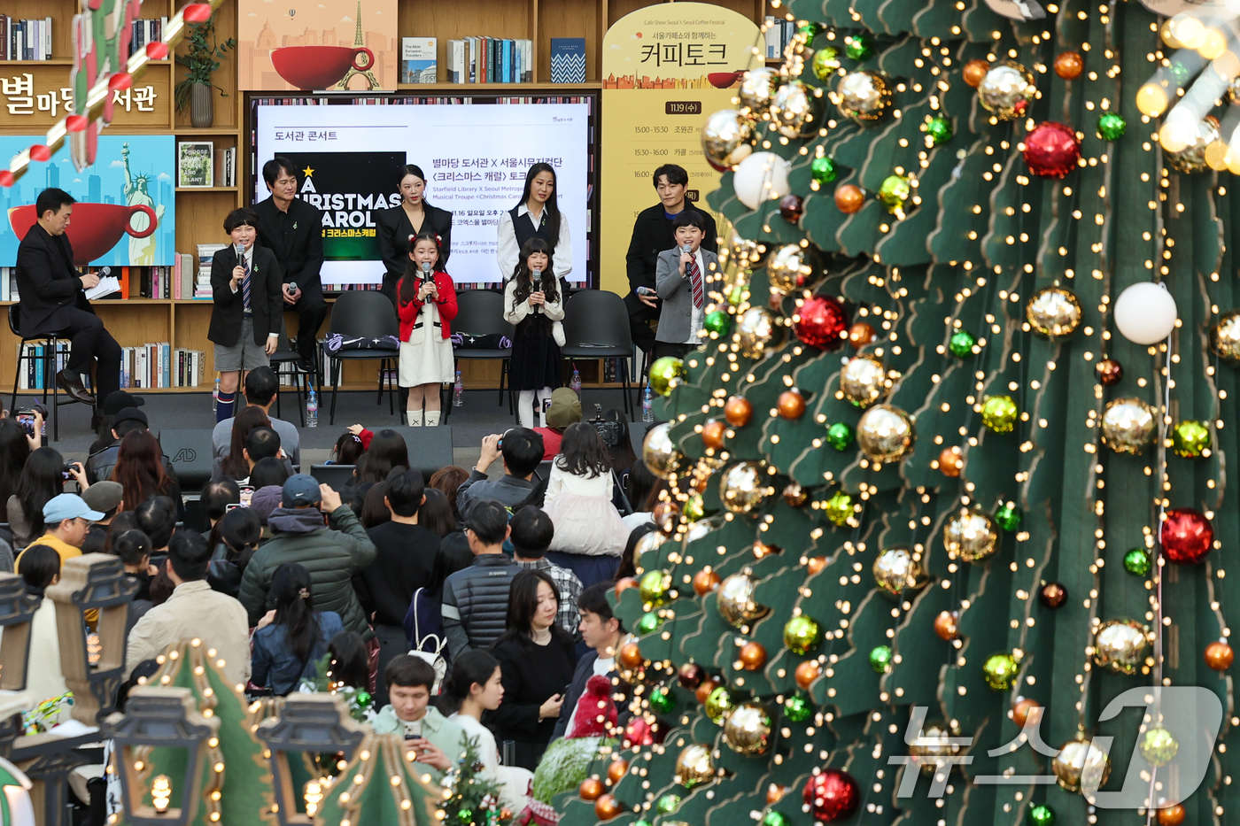 (서울=뉴스1) 안은나 기자 = 뮤지컬 배우 리사(Lisa), 이연경, 이경준, 한일경, 아역배우 윤도영, 최지훈, 우도연, 최예린이 16일 오후 서울 강남구 코엑스 별마당 도서관 …