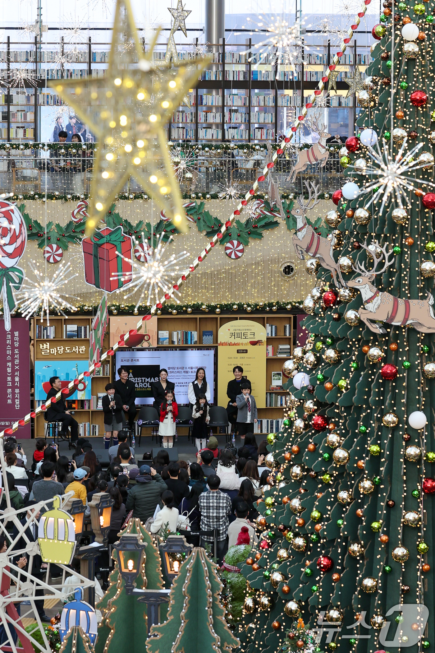 (서울=뉴스1) 안은나 기자 = 뮤지컬 배우 리사(Lisa), 이연경, 이경준, 한일경, 아역배우 윤도영, 최지훈, 우도연, 최예린이 16일 오후 서울 강남구 코엑스 별마당 도서관 …