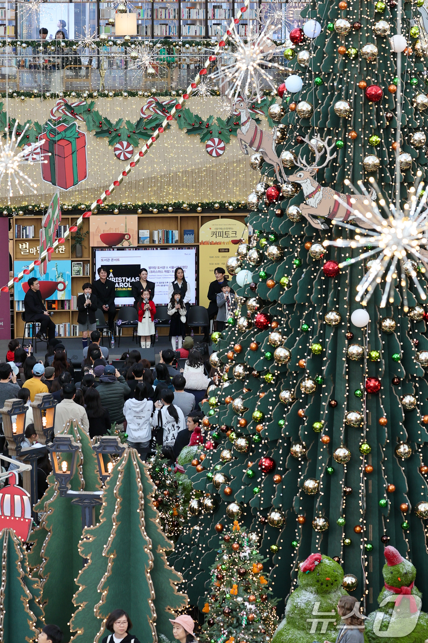 (서울=뉴스1) 안은나 기자 = 뮤지컬 배우 리사(Lisa), 이연경, 이경준, 한일경, 아역배우 윤도영, 최지훈, 우도연, 최예린이 16일 오후 서울 강남구 코엑스 별마당 도서관 …