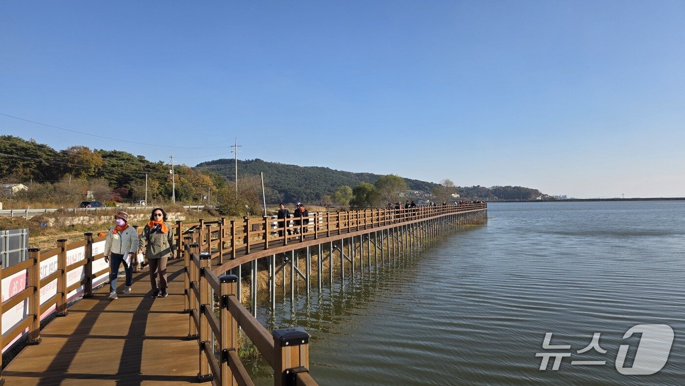 본문 이미지 - 참석자들은 개장식 후 둘레길을 함께 걷는 시간을 가졌다.ⓒ 뉴스1 김태완 기자