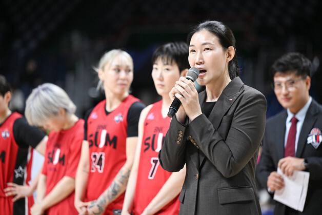 WKBL 여성 사령탑 첫 대결…BNK 박정은, 신한은행 최윤아에 승리