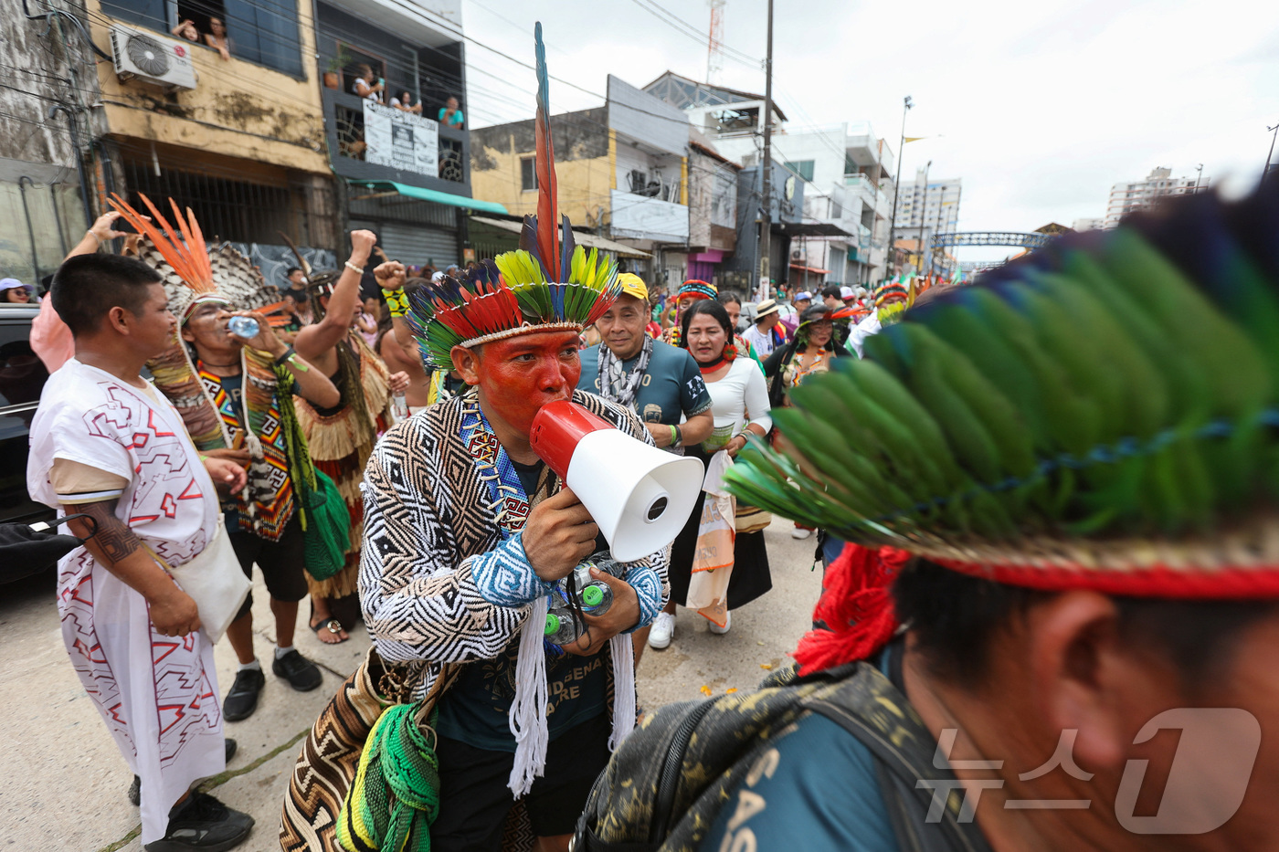 (벨렝 로이터=뉴스1) 이창규 기자 = 브라질 벨렝에서 15일(현지시간) 제30차 유엔기후변화협약 당사국총회(COP30) 중 시위에 참가한 남성이 기후 정의와 영토 보호를 요구하고 …
