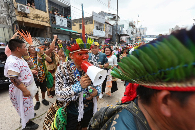 COP30 열리는 브라질서 대규모 시위…"화석연료 사용 중단하라"