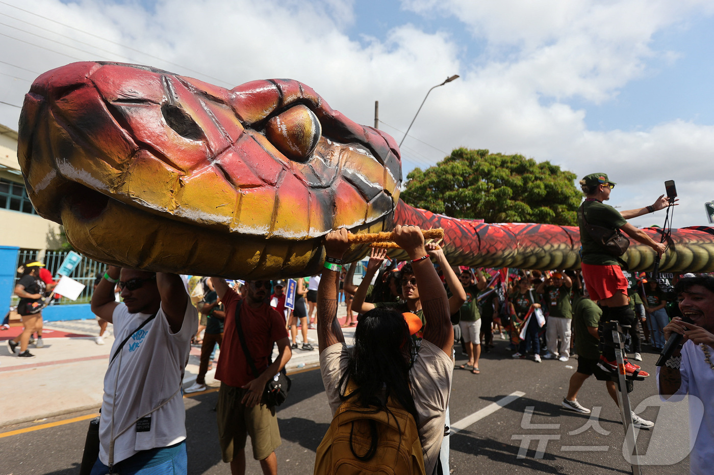 (벨렝 로이터=뉴스1) 이창규 기자 = 15일 브라질 벨렝에서 열린 제30차 유엔기후변화협약 당사국총회(COP30) 기간 중 기후 정의와 영토 보호를 요구하는 시위에서 시위대가 모 …