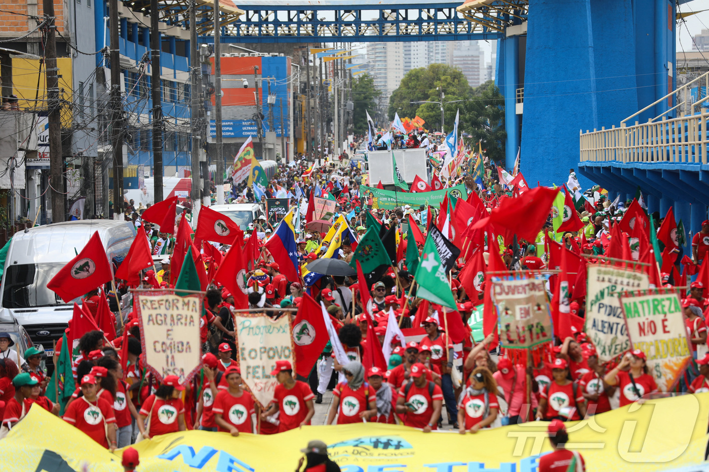 (벨렝 로이터=뉴스1) 이창규 기자 = 15일(현지시간) 브라질 벨렝에서 열린 제30차 유엔기후변화협약 당사국총회(COP30) 기간 중 기후 정의와 영토 보호를 요구하는 시위에 참 …