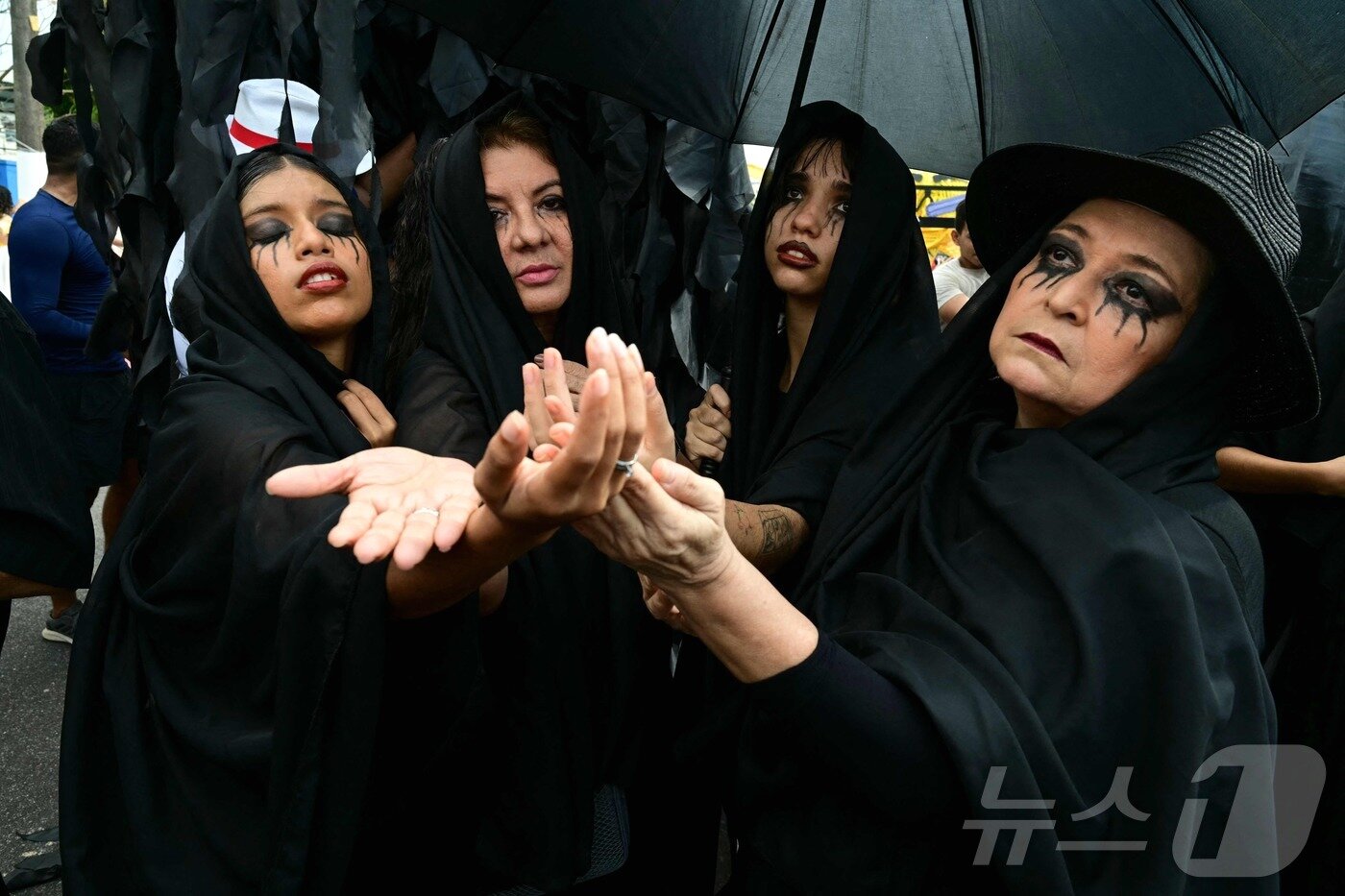 본문 이미지 - 15일&#40;현지시간&#41; 브라질 벨렝에서 열린 제30차 유엔기후변화협약 당사국총회&#40;COP30&#41; 기간 중 진행된 시위에서 활동가들이 화석연료의 죽음을 표현하는 퍼포먼스에 참여하고 있다. 2025.11.15./뉴스1 ⓒ AFP=뉴스1 ⓒ News1 이창규 기자