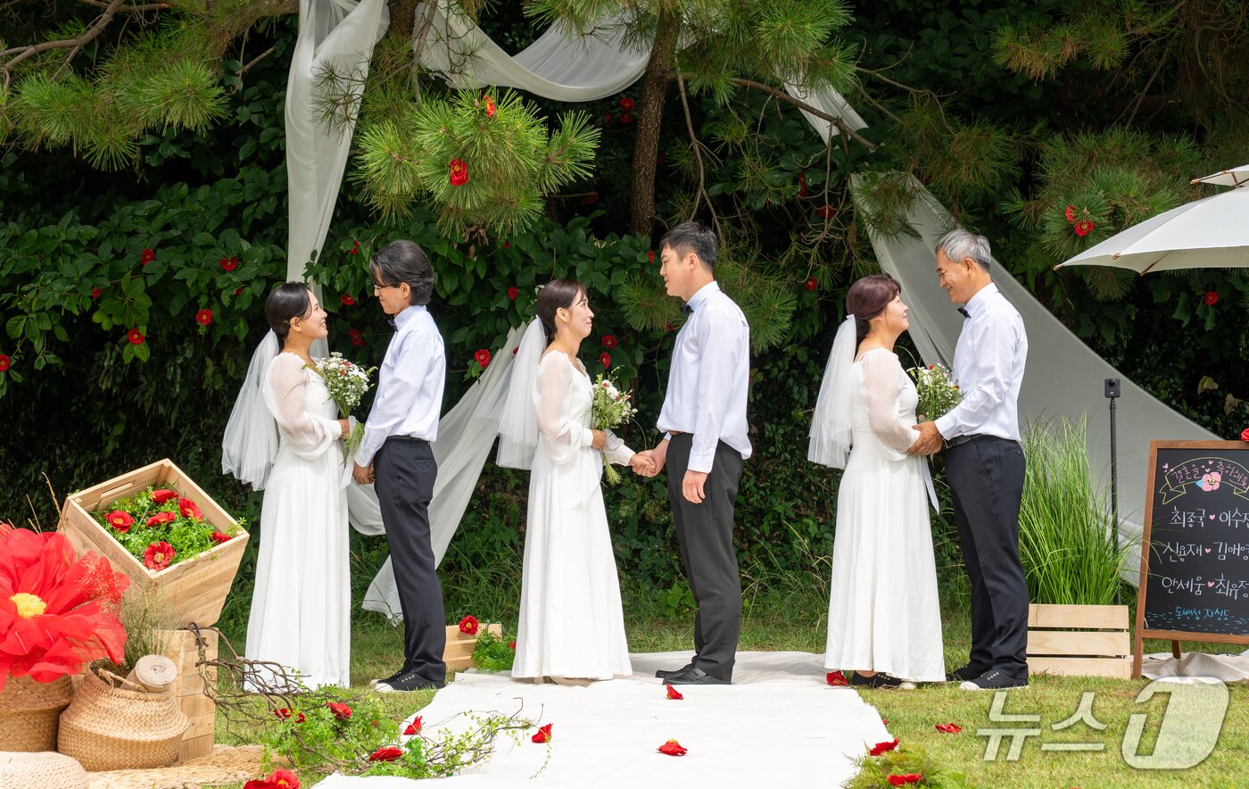 본문 이미지 - 지난 9월 거제 지심도에서 도내 다자녀 부부 세 쌍이 참여한 리마인드 웨딩이 열렸다.&#40;경남도 제공. 재판매 및 DB금지&#41;