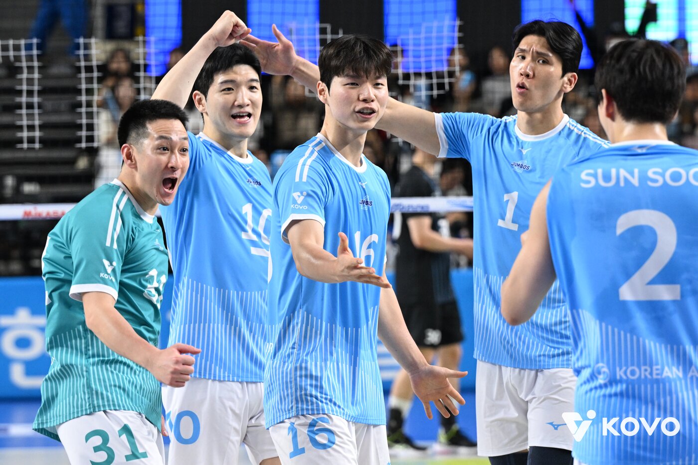 본문 이미지 - 대한항공이 현대캐피탈을 꺾고 선두로 올라섰다.&#40;KOVO제공&#41;  