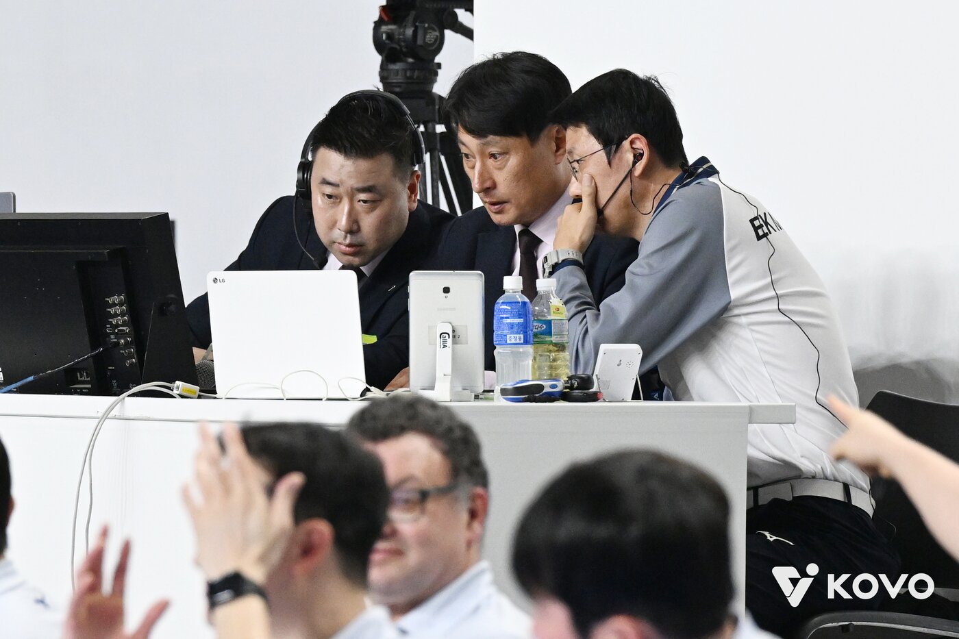 본문 이미지 - 대한항공과 현대캐피탈의 경기 중 비디오로 판독하는 심판진&#40;KOVO제공&#41;  