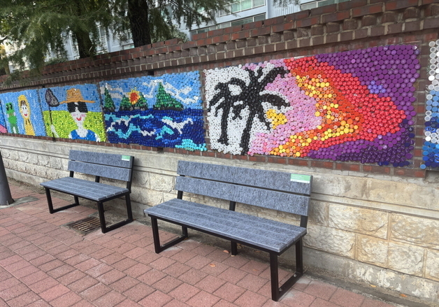 신세계백화점, 폐 유니폼 활용 '리뉴 벤치' 기증