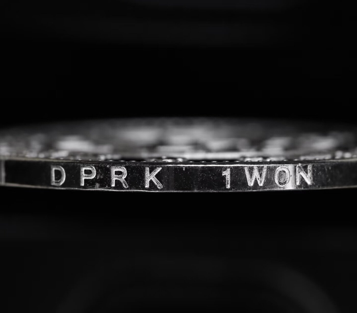 본문 이미지 - 북한중앙은행이 지난 9월 25일 발행한 것으로 알려진 기념 은화 측면 사진. (샤오홍슈 계정 ’启炫‘ 갈무리)