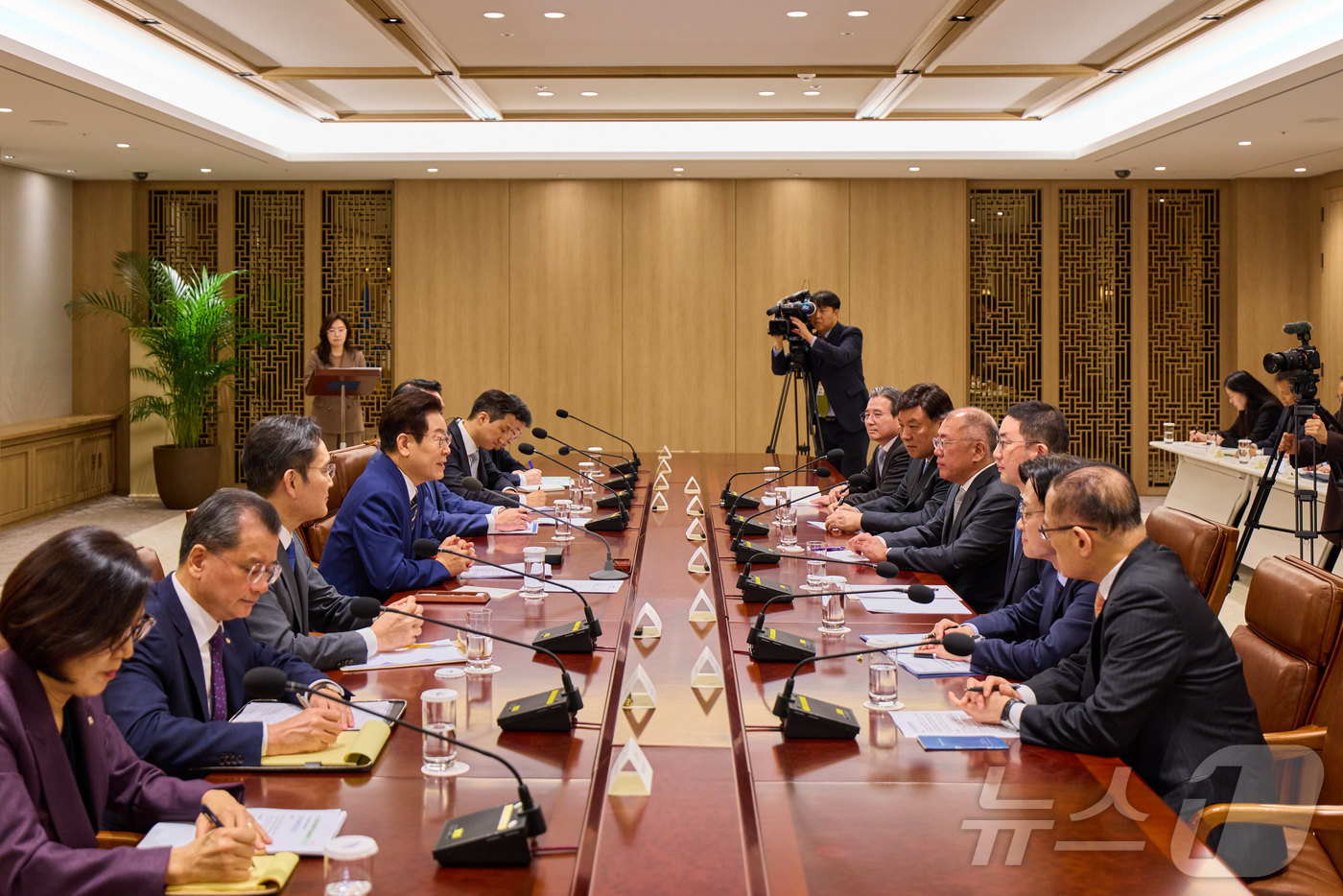 (서울=뉴스1) 이재명 기자 = 이재명 대통령이 16일 서울 용산 대통령실 청사에서 열린 한미 관세협상 후속 민관 합동회의에서 발언하고 있다. (대통령실 제공. 재판매 및 DB 금 …