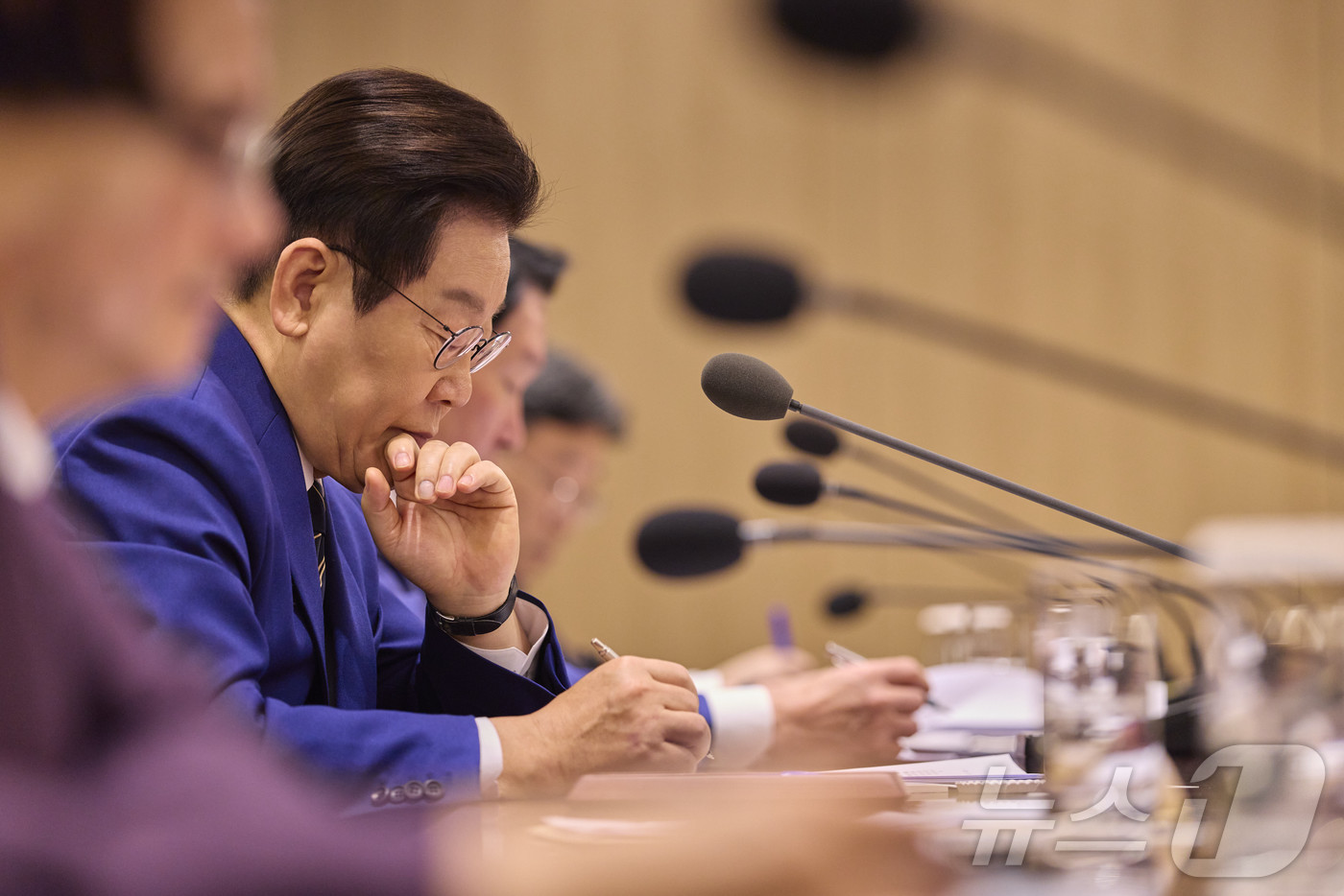 (서울=뉴스1) 이재명 기자 = 이재명 대통령이 16일 서울 용산 대통령실 청사에서 열린 한미 관세협상 후속 민관 합동회의에서 자료를 살펴보고 있다. (대통령실 제공. 재판매 및 …