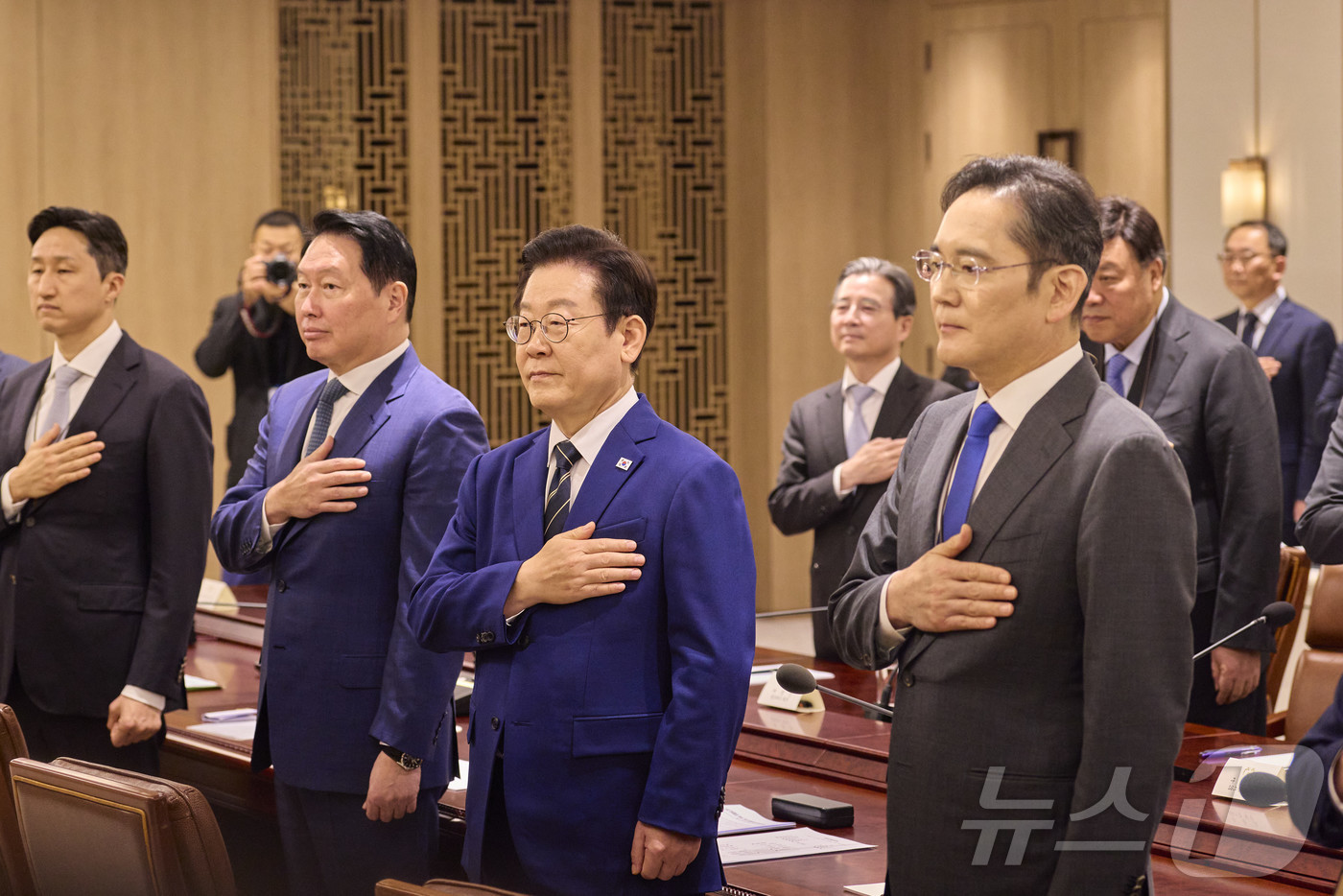 (서울=뉴스1) 이재명 기자 = 이재명 대통령이 16일 서울 용산 대통령실 청사에서 열린 한미 관세협상 후속 민관 합동회의에서 국민의례를 하고 있다. (대통령실 제공. 재판매 및 …