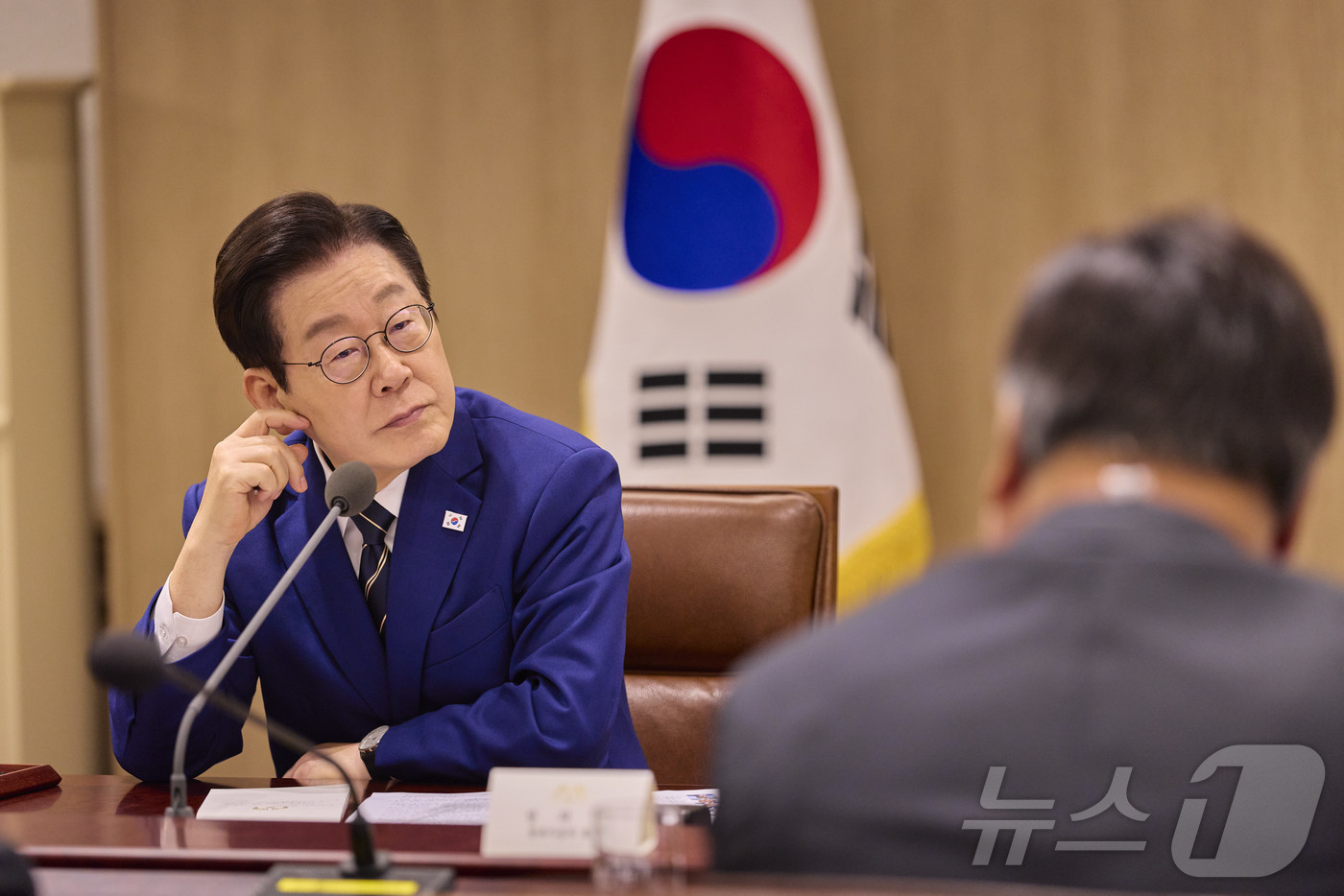 (서울=뉴스1) 이재명 기자 = 이재명 대통령이 16일 서울 용산 대통령실 청사에서 열린 한미 관세협상 후속 민관 합동회의에서 발언을 듣고 있다. (대통령실 제공. 재판매 및 DB …