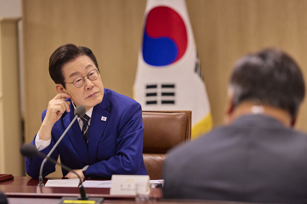 이재명 대통령 '한미 관세협상 후속 민관 합동회의 발언 경청'