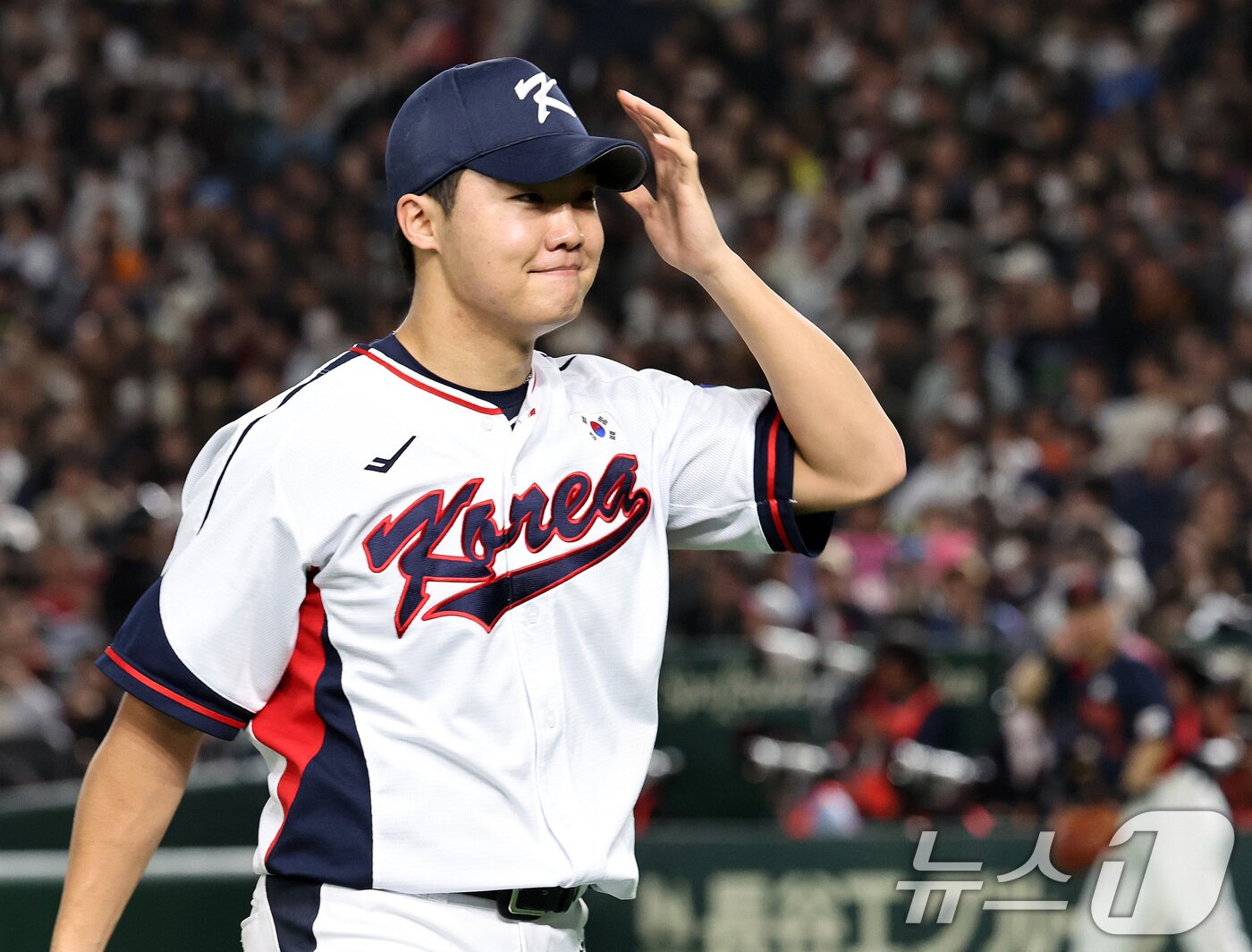 본문 이미지 - 16일 오후 일본 도쿄돔에서 열린 월드베이스볼클래식&#40;WBC&#41; 대비 평가전 &#39;2025 케이 베이스볼 시리즈&#40;K-BASEBALL SERIES&#41;&#39; 일본과의 2차전 경기. 대한민국 선발투수 정우주가 1회 이닝을 삼자범퇴로 막은 뒤 더그아웃으로 향하고 있다. 2025.11.16/뉴스1 ⓒ News1 구윤성 기자