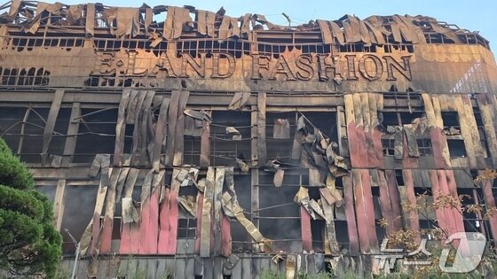 본문 이미지 -  이랜드 물류창고 화재 이틀 째인 16일 충남 천안 동남구 이랜드패션 물류센터 창고가 날이 밝으면서 화재 흔적이 고스란히 드러났다. 소방당국은 대응1단계를 유지한 채 화재 진압을 이어가고 있다. 2025.11.16/뉴스1 ⓒ News1 이시우 기자
