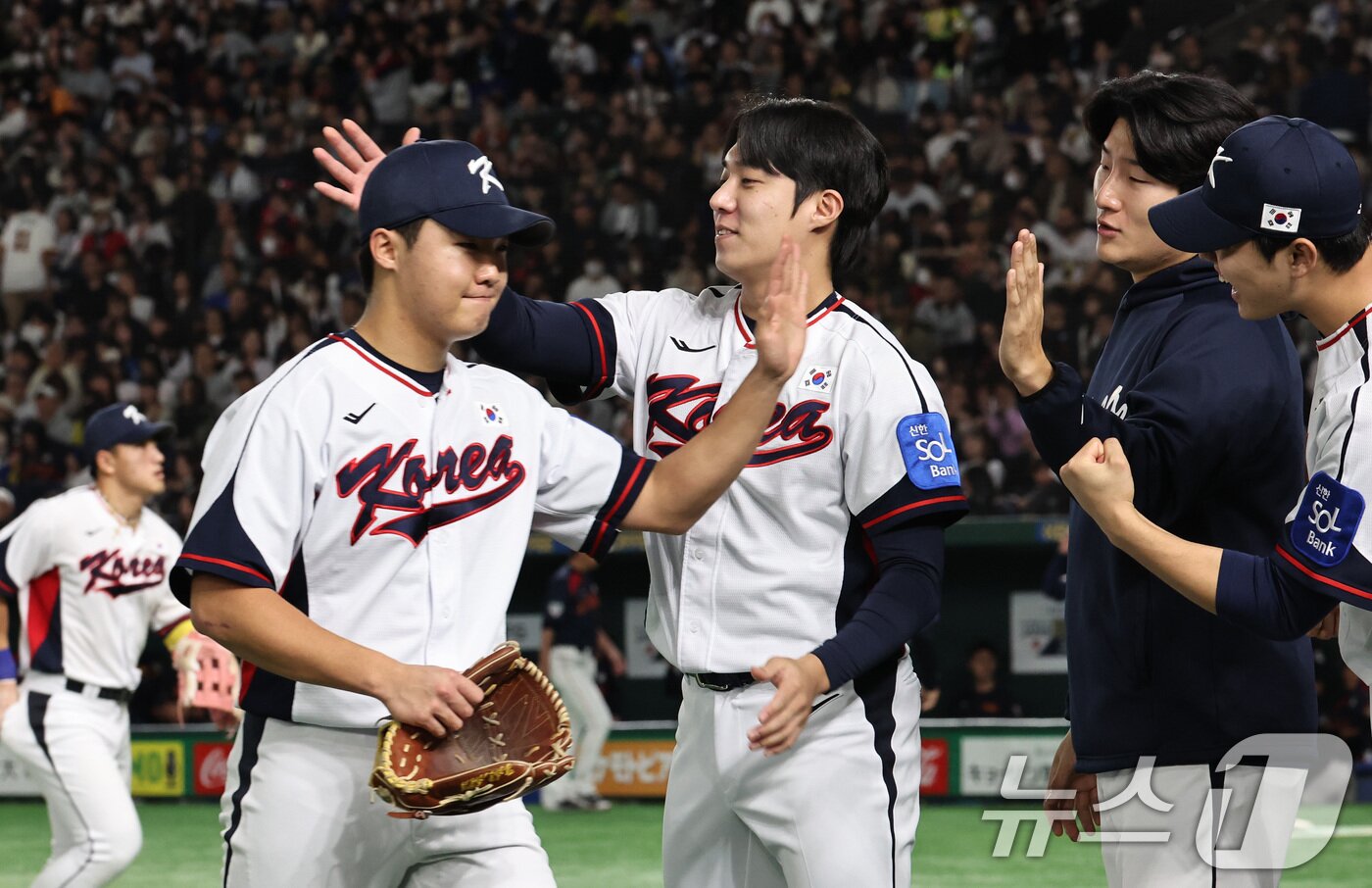 본문 이미지 - 16일 오후 일본 도쿄돔에서 열린 월드베이스볼클래식(WBC) 대비 평가전 '2025 케이 베이스볼 시리즈(K-BASEBALL SERIES)' 일본과의 2차전 경기. 대한민국 선발투수 정우주가 1회 이닝을 삼자범퇴로 막은 뒤 동료들과 하이파이브하고 있다. 2025.11.16/뉴스1 ⓒ News1 구윤성 기자