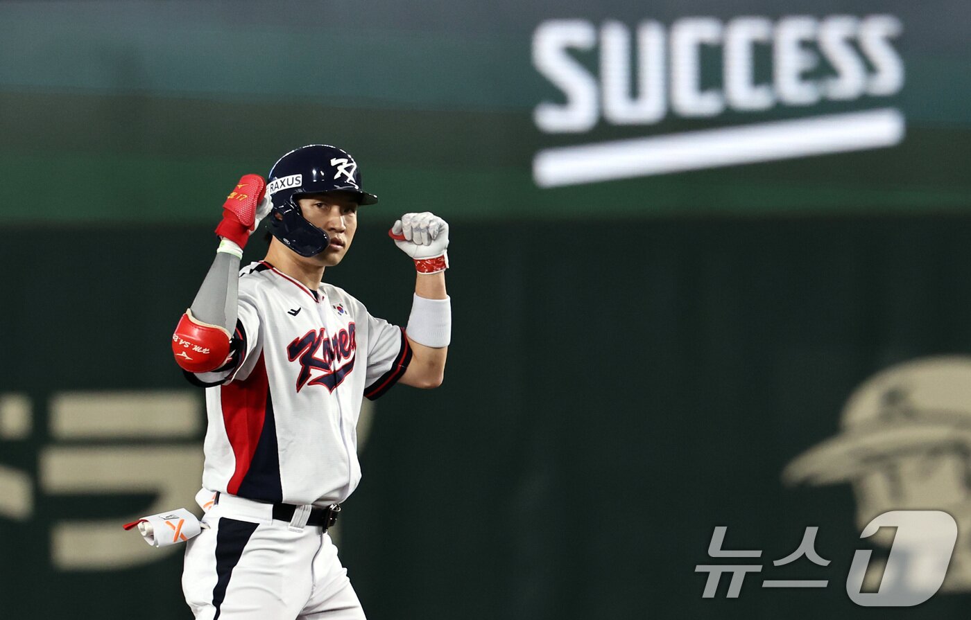 본문 이미지 - 16일 오후 일본 도쿄돔에서 열린 월드베이스볼클래식&#40;WBC&#41; 대비 평가전 &#39;2025 케이 베이스볼 시리즈&#40;K-BASEBALL SERIES&#41;&#39; 일본과의 2차전 경기. 대한민국 박해민이 3회초 무사 1루 상황 2루타를 친 뒤 세리머니하고 있다. 2025.11.16/뉴스1 ⓒ News1 구윤성 기자