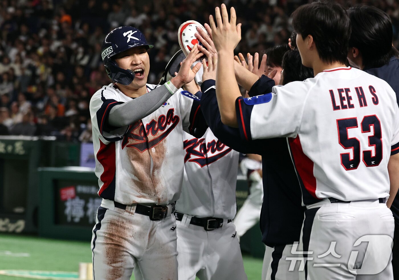 본문 이미지 - 16일 오후 일본 도쿄돔에서 열린 월드베이스볼클래식&#40;WBC&#41; 대비 평가전 &#39;2025 케이 베이스볼 시리즈&#40;K-BASEBALL SERIES&#41;&#39; 일본과의 2차전 경기. 3회말 1사 만루 상황때 송성문의 2타점 2루타로 득점한 박해민, 최재훈이 동료들과 기쁨을 나누고 있다. 2025.11.16/뉴스1 ⓒ News1 구윤성 기자
