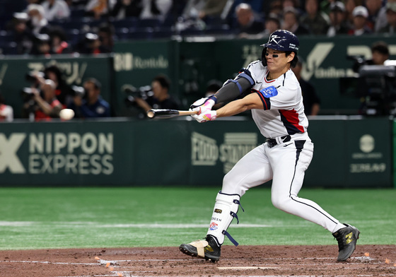 한국, 일본전 3회 만루서 송성문 선취 적시타…3-0 리드