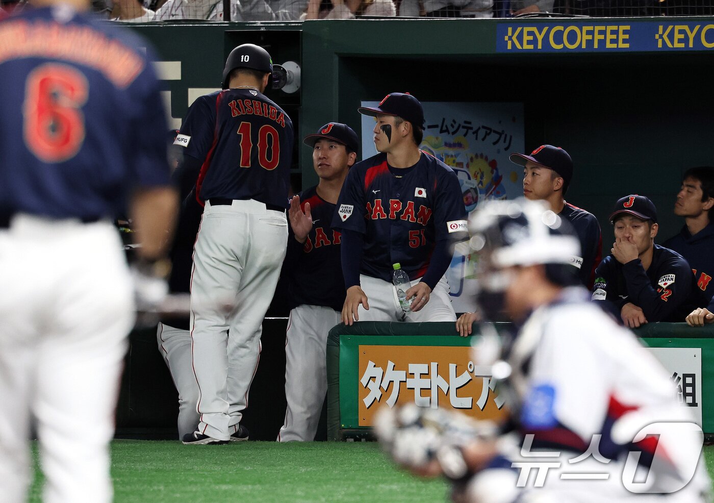 본문 이미지 - 16일 오후 일본 도쿄돔에서 열린 월드베이스볼클래식&#40;WBC&#41; 대비 평가전 &#39;2025 케이 베이스볼 시리즈&#40;K-BASEBALL SERIES&#41;&#39; 일본과의 2차전 경기. 4회초 일본의 공격 1사 만루 이소바타의 밀어내기 볼넷으로 동점을 만든 기시다가 동료들과 기쁨을 나누고 있다. 2025.11.16/뉴스1 ⓒ News1 구윤성 기자