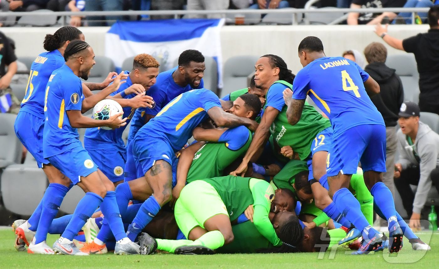 본문 이미지 - 득점 후 기뻐하는 퀴라소 대표팀 ⓒ AFP=뉴스1